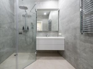 altersgerechtes Badezimmer mit Hilfsmitteln