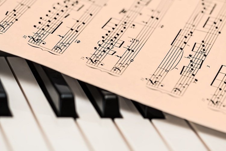 gedächtnistraining gehirntraining fit bleiben im alter musik titel erkennen